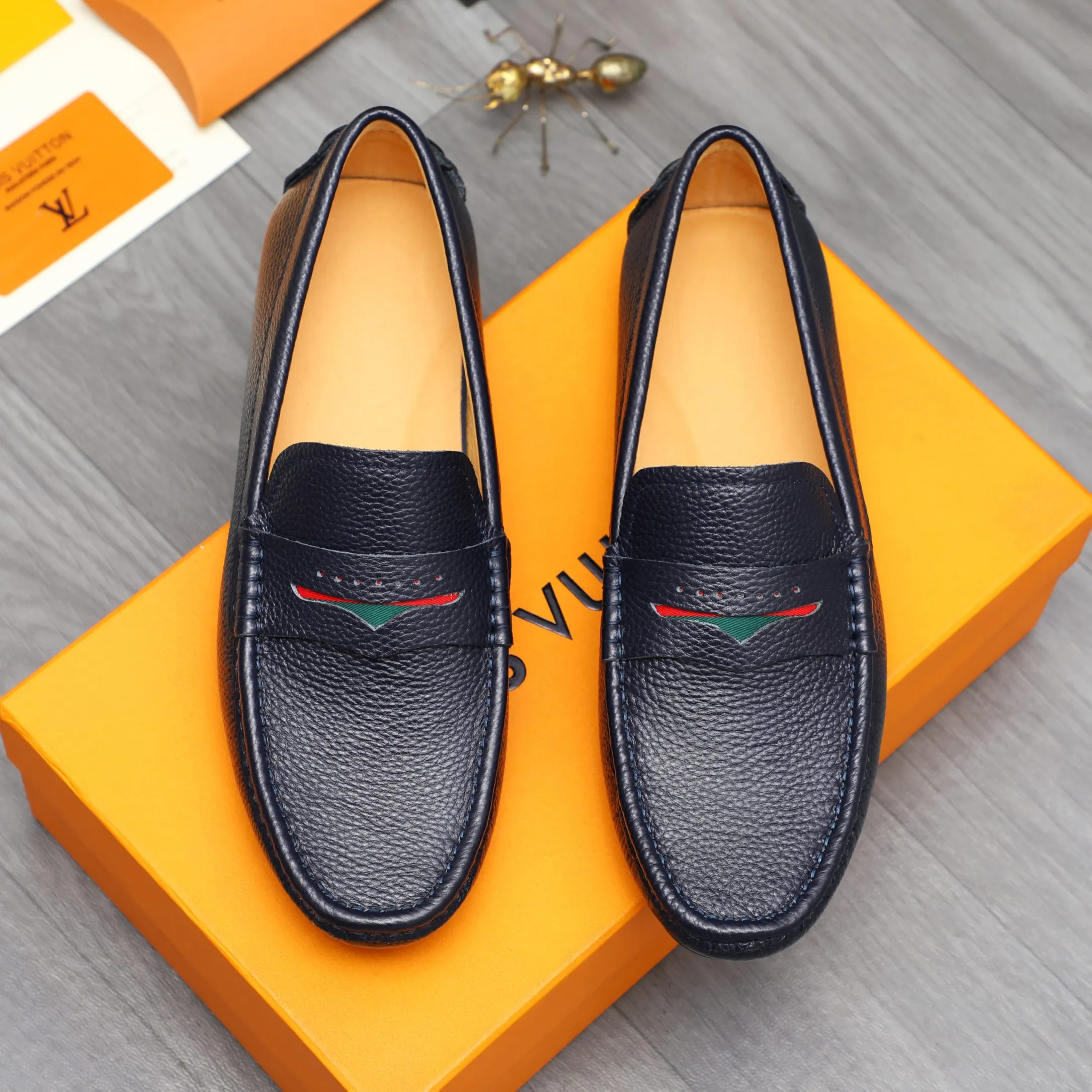 Men's shoes 💰360 Product trademark: LV "Louis Vuitton" casual slip-on men's shoes Regular size: 38-45 Product material: Selected pebbled cowhide upper, pigskin lining, rubber outsole